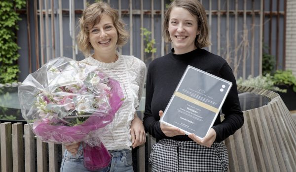 Frauke Giebner og Mette Højlund modtager pris på vegne af Politiken.